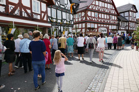 Fronleichnamsprozession durch die Straßen von Naumburg (Foto: Karl-Franz Thiede)